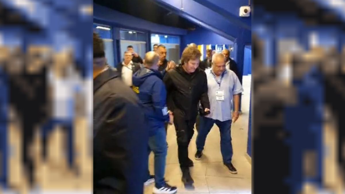 El presidente de la Nación Javier Milei fue increpado en La Bombonera por su apoyo a la fórmula opositora que tiene a Mauricio Macri como candidato a vicepresidente del club. El presidente de la Nación Javier Milei fue increpado en La Bombonera por su apoyo a la fórmula opositora que tiene a Mauricio Macri como candidato a vicepresidente del club.