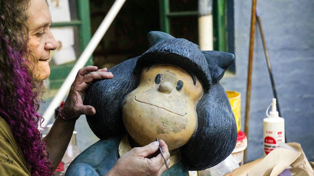 Con paciencia y destreza, la artista plástica Sonia López restaura las averías de la escultura de Mafalda. Con paciencia y destreza, la artista plástica Sonia López restaura las averías de la escultura de Mafalda.