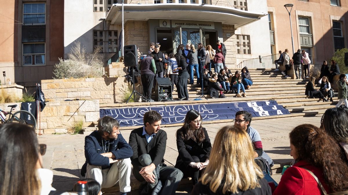Paro de empleados y funcionarios judiciales de Mendoza.