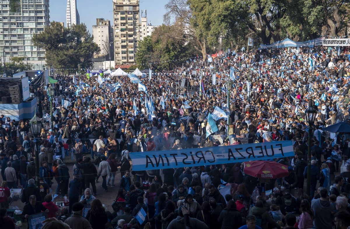 La militancia kirchnerista se reunió en el Parque Lezama para escuchar a Cristina Kirchner que envió un mensaje grabado.