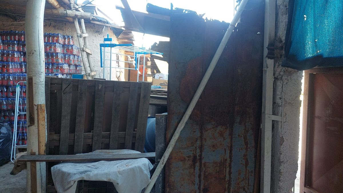 Un delincuente entró a robar en el Comedor Los Horneritos y se llevó ropa y garrafas