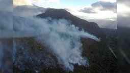 La persistente llovizna llevó algo de alivio a la situación provocada en El Bolsón por un incendio forestal que en cuatro días arrasó más de 10 mil hectáreas.