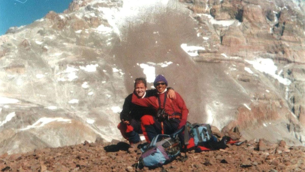 Francisco Cordón, junto con su amigo Camilo Uvilla, en el Cerro Cuerno, en Aconcagua. Se formaron juntos en la Escuela de Cadetes y compartieron muchos destinos policiales