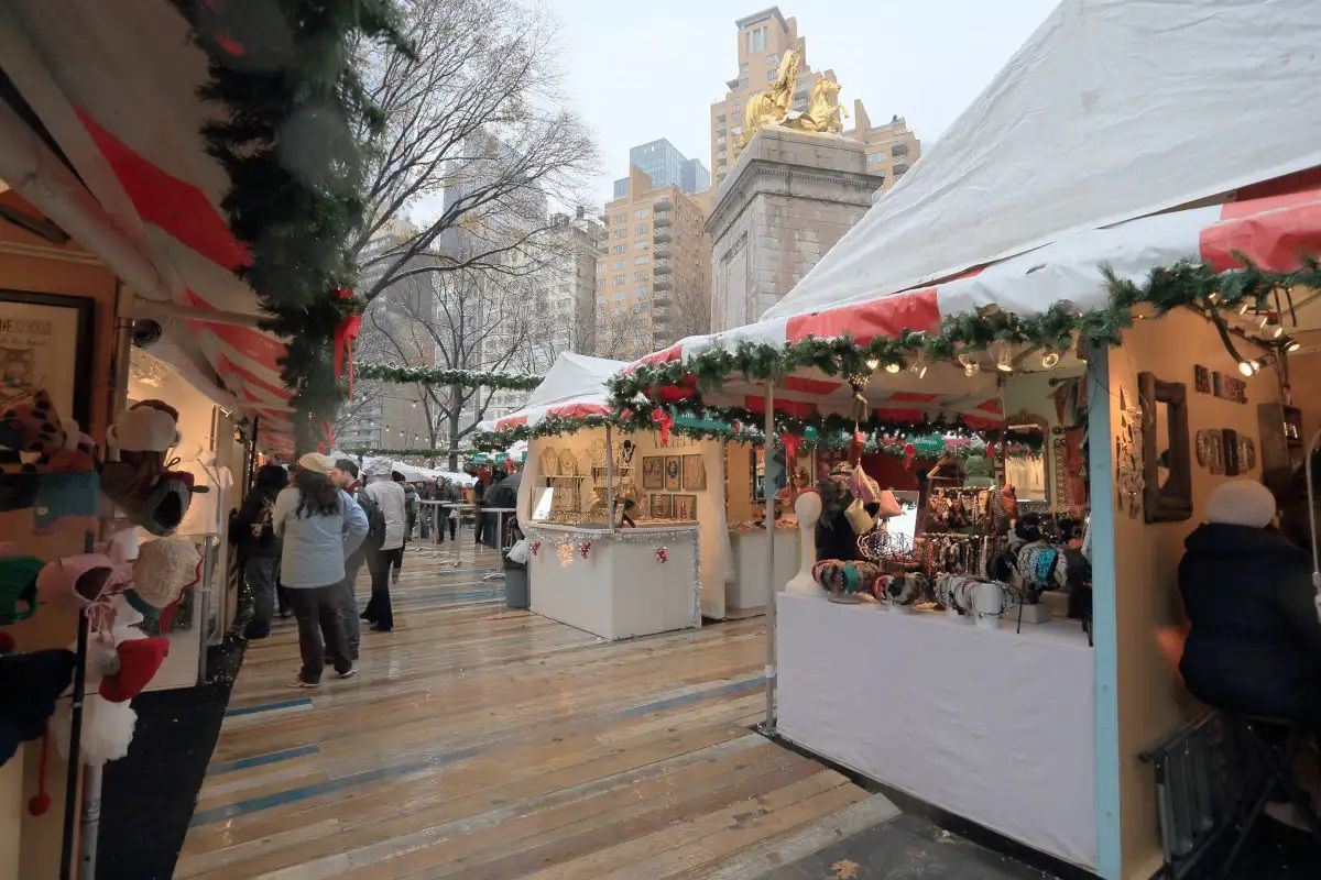 La ciudad de Nueva York se llena de mercados navideños. La ciudad de Nueva York se llena de mercados navideños.