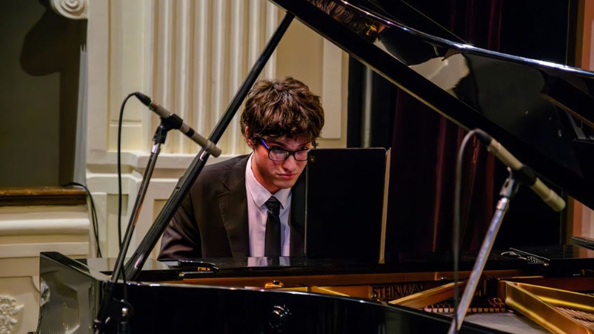 Leonardo Pittella en plena interpretación. Leonardo Pittella en plena interpretación.