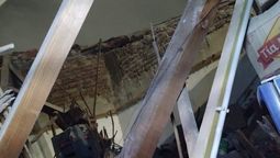 La tormenta hizo colapsar el techo de un kiosco en Godoy Cruz. La tormenta hizo colapsar el techo de un kiosco en Godoy Cruz.