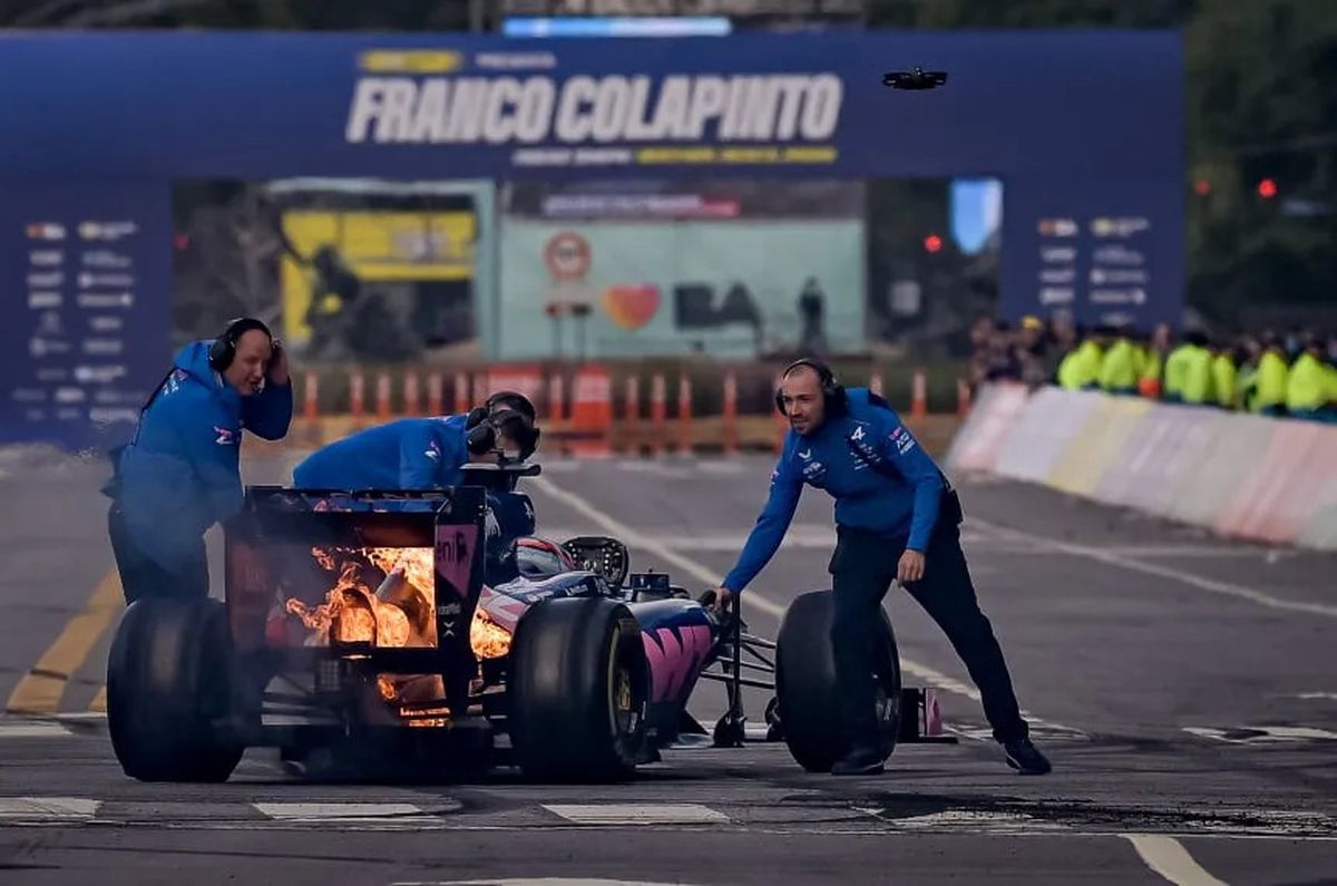 El principio de incendio en el monoplaza de Franco Colapinto.
