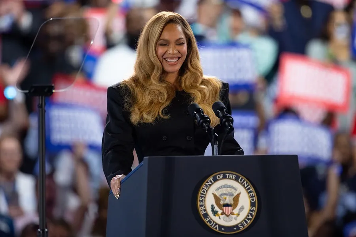 La cantante Beyoncé en un mítin de la candidata y vicepresidente de Estados Unidos, Kamala Harris en Houston. Crédito: EFE/EPA/Carlos Ramírez.