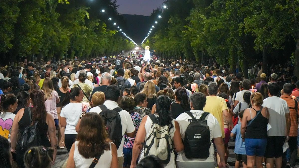 En la noche, los fieles alteraron el paisaje del Parque San Martín por un buen rato. En la noche, los fieles alteraron el paisaje del Parque San Martín por un buen rato.