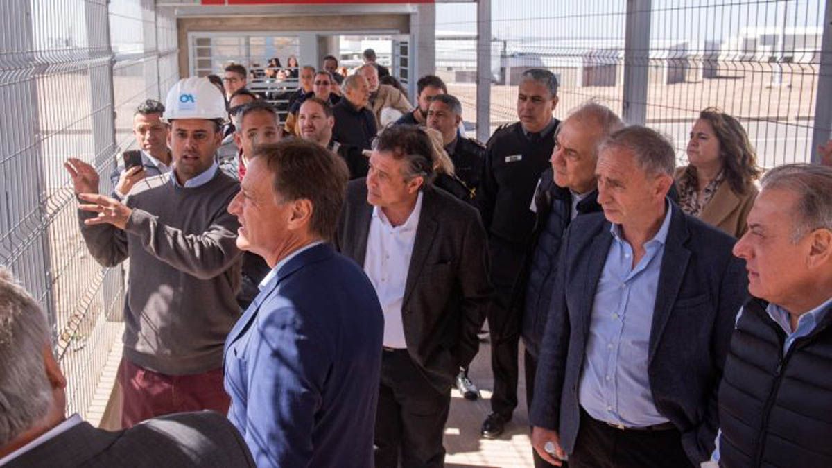 Rodolfo Suarez, el ministro Víctor Ibañez y más atrás Eduardo Orellana en la recorrida por el pabellón de máxima seguridad.