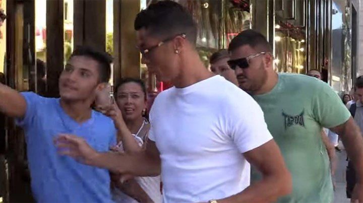 Repudiable gesto de Cristiano Ronaldo con un fan