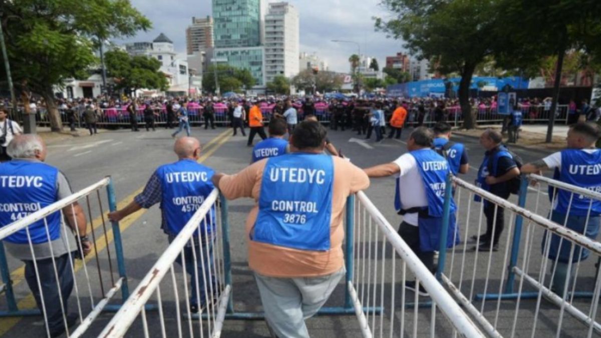 Dos anillos de filtro y la presencia de 1.100 policías se han dispuesto para el partido de la selección argentina contra su par de Uruguay en la Bombonera.
