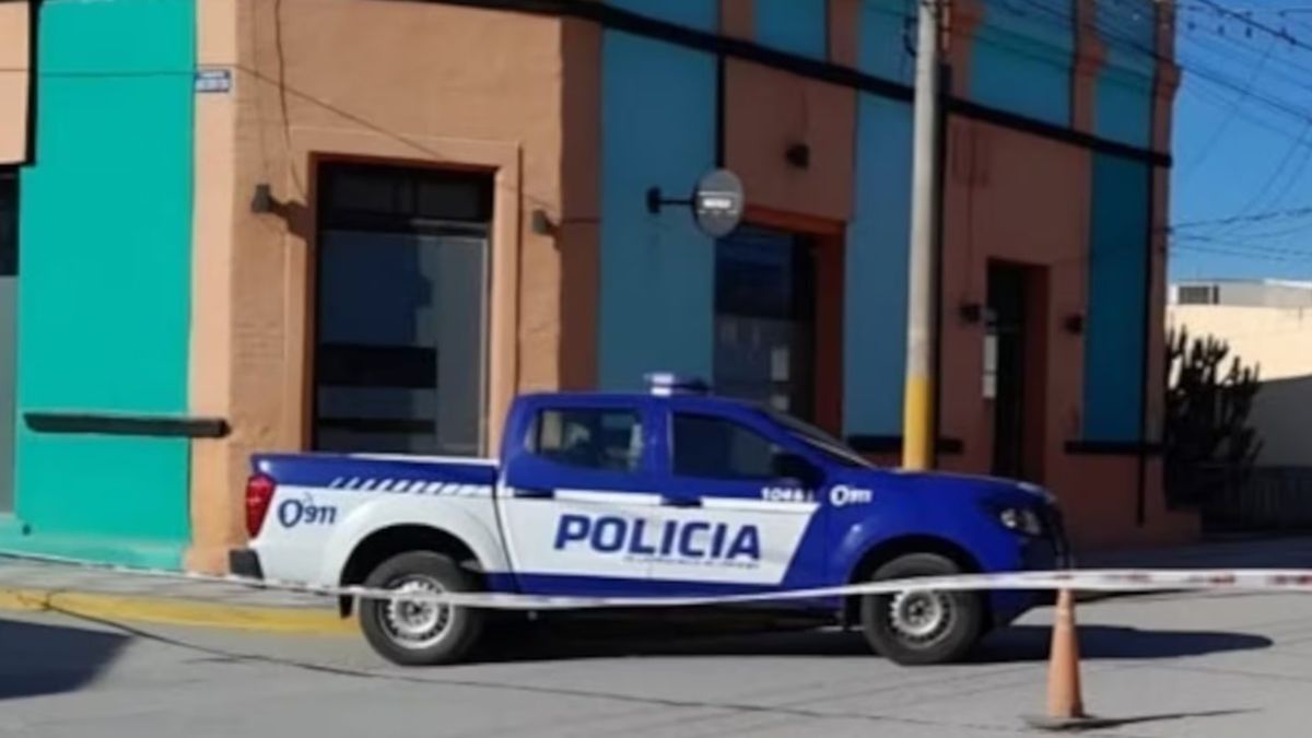 Tres hombres jugaban un partido de pool en un bar y una violenta discusión se trasladó a la calle, que terminó con uno asesinado a puñaladas Tres hombres jugaban un partido de pool en un bar y una violenta discusión se trasladó a la calle, que terminó con uno asesinado a puñaladas
