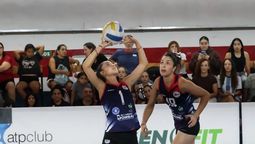 Luz Raia Morales arma hacia atrás para el ataque de Alba Pérez por posición dos. Club Mendoza de Regatas logró un importante triunfo en la 6ª fecha de la Liga Nacional Femenina de Vóley.