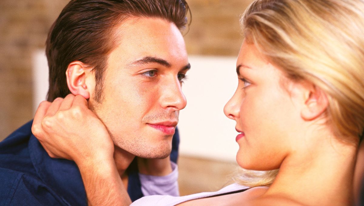 El significa detrás de que un hombre te mire fijamente&nbsp;