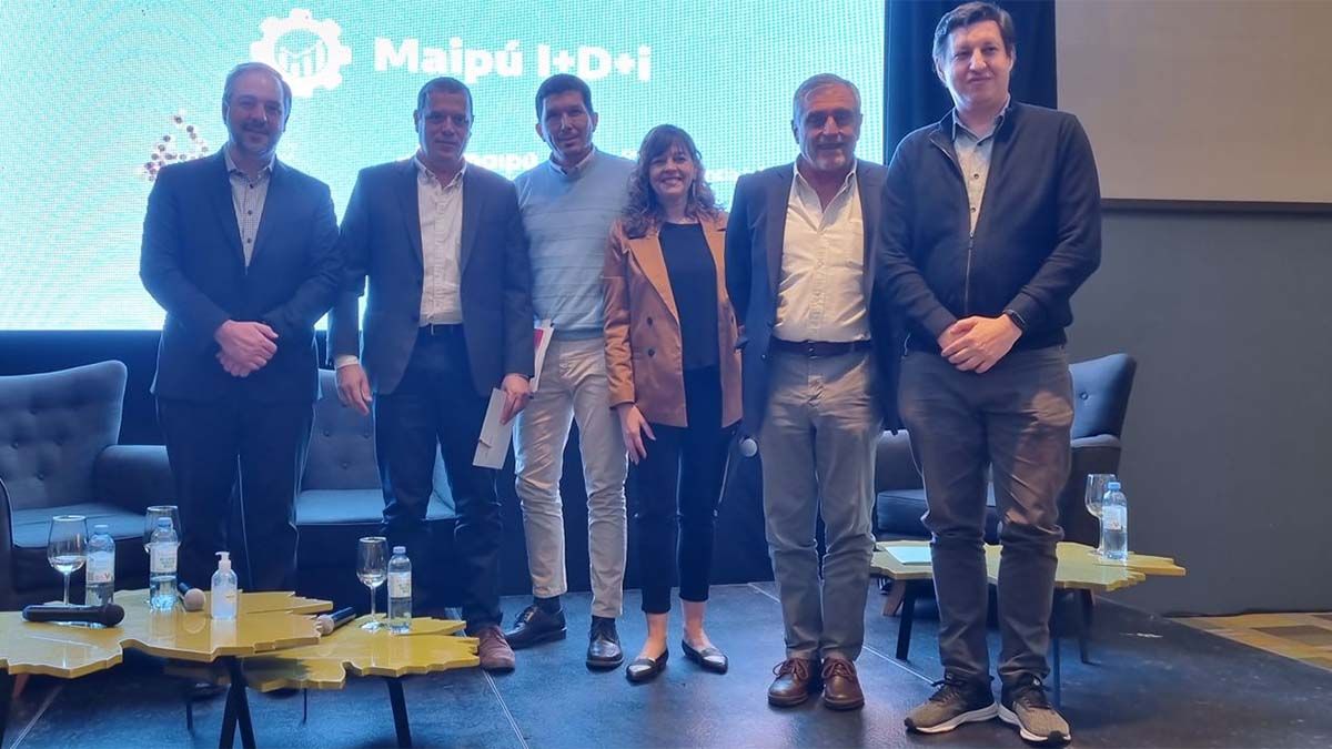 El intendente de Maipú, Matías Stevanato (izquierda) junto a varios de los empresarios participantes.