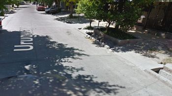 Un sujeto atacó a una mujer con un cuchillo, luego fue contra la Policía y terminó abatido