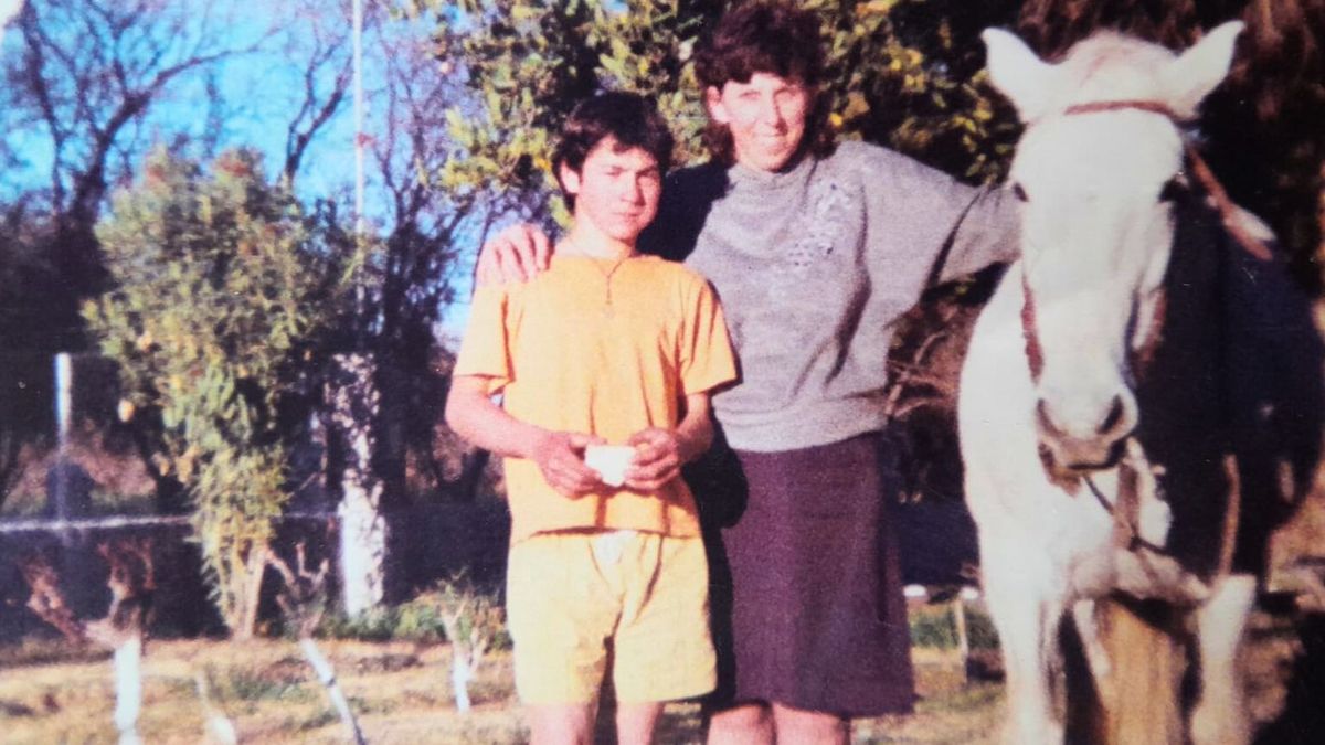 Esteban junto a una de las cuidadoras del instituto de menores donde se crió. Esteban junto a una de las cuidadoras del instituto de menores donde se crió.