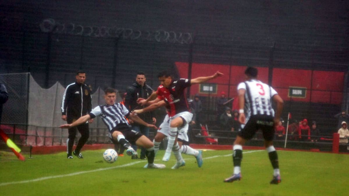 Gimnasia y Esgrima de Mendoza visit&oacute; a Col&oacute;n de Santa Fe en el estadio Brigadier General Estanislao L&oacute;pez en una jornada lluviosa.