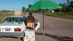 Carolina tiene un puesto de café en la entrada a Las Catitas y puso una sombrilla. Gentileza.