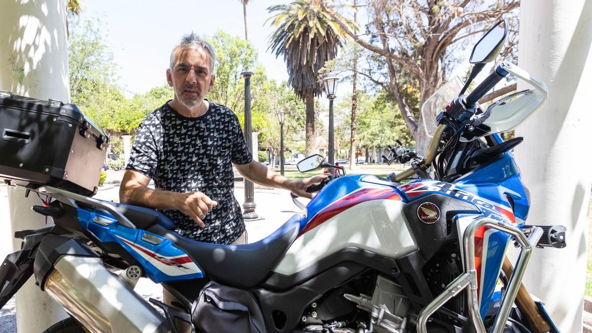 Tras haber bajado la momia del Aconcagua al Gran Mendoza hace 40 años, siendo parte de una segunda expedición de andinistas, Alberto Pizzolón abandonó el montañismo y abrazó otra pasión: las motos. Tras haber bajado la momia del Aconcagua al Gran Mendoza hace 40 años, siendo parte de una segunda expedición de andinistas, Alberto Pizzolón abandonó el montañismo y abrazó otra pasión: las motos.