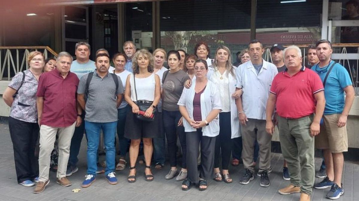 La dirigencia de AMPROS fue acompañada por un grupo de afiliados que esperó en la vereda de la Subsecretaría de Trabajo.