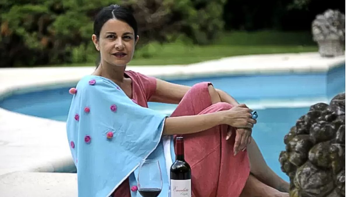 Gabriela Celeste cofundó en 1999 el laboratorio Eno.Rolland, junto al reconocido enólogo internacional, pero en la actualidad es la única dueña y directora, ya que adquirió las acciones de esta iniciativa Gabriela Celeste cofundó en 1999 el laboratorio Eno.Rolland, junto al reconocido enólogo internacional, pero en la actualidad es la única dueña y directora, ya que adquirió las acciones de esta iniciativa