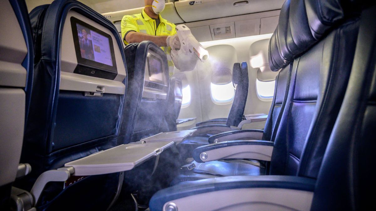 La medida de dejar un asiento libre entre los pasajeros de aviones (también en otros transportes) disminuye la posibilidad de contagio del Covid-19 entre un 30 y 50%.