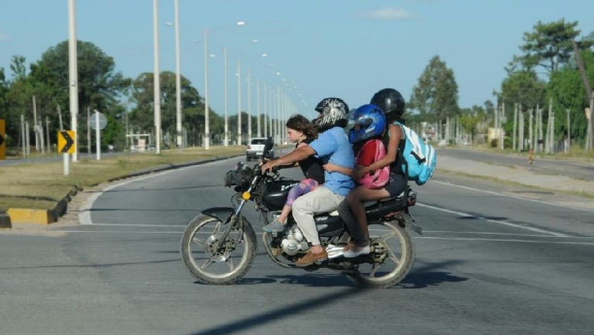 En varios casos no se respetan las normas mínimas de seguridad como el uso de casco o la cantidad de pasaajeros acorde a las plazas que ofrece la motocicleta. En varios casos no se respetan las normas mínimas de seguridad como el uso de casco o la cantidad de pasaajeros acorde a las plazas que ofrece la motocicleta.