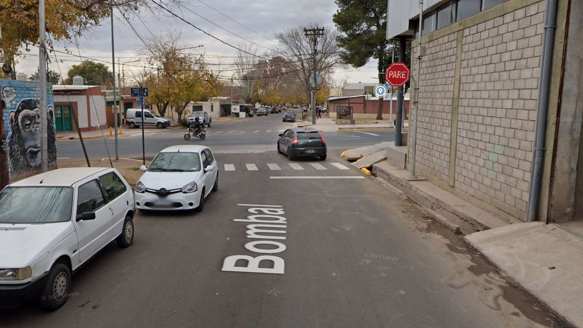 El motociclista cayó al asfalto y quedó inconciente luego de chocar en calle Bombal y Perú, de Las Heras.
