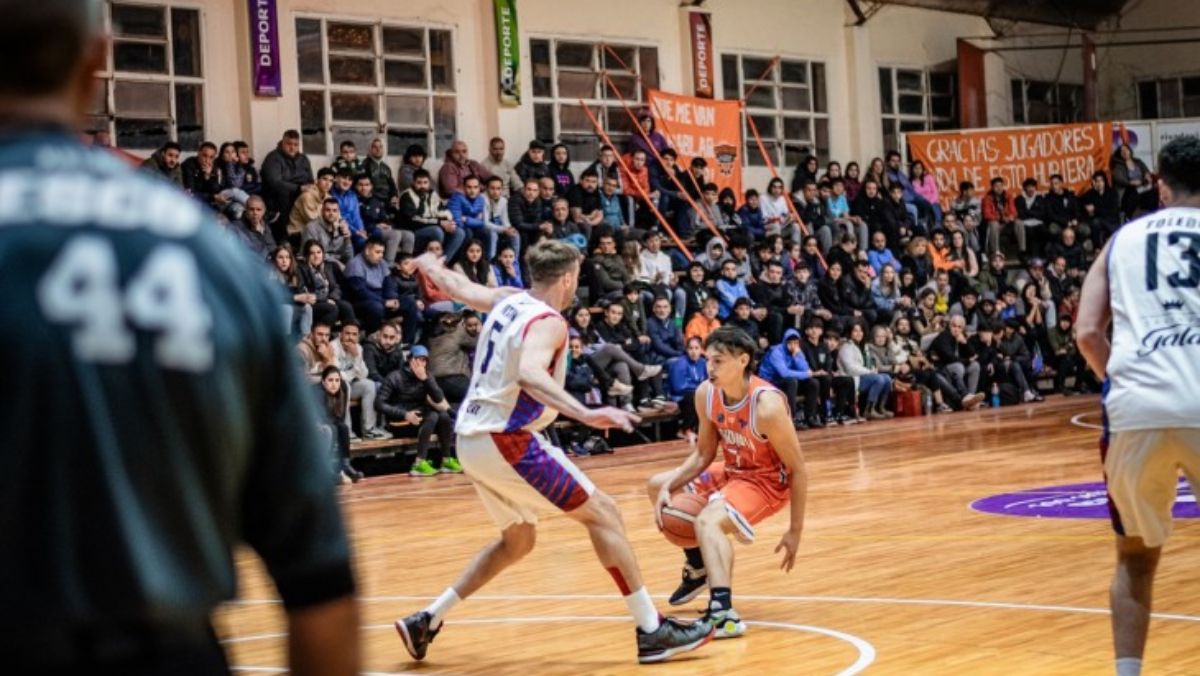 Rivadavia Básquet evitó la barrida en los cuartos de final de la Liga Argentina demostrando un buen juego colectivo de local frente a Villa San Martín. Rivadavia Básquet evitó la barrida en los cuartos de final de la Liga Argentina demostrando un buen juego colectivo de local frente a Villa San Martín.