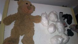 Encontraron un osito de peluche relleno con cocaína en Godoy Cruz