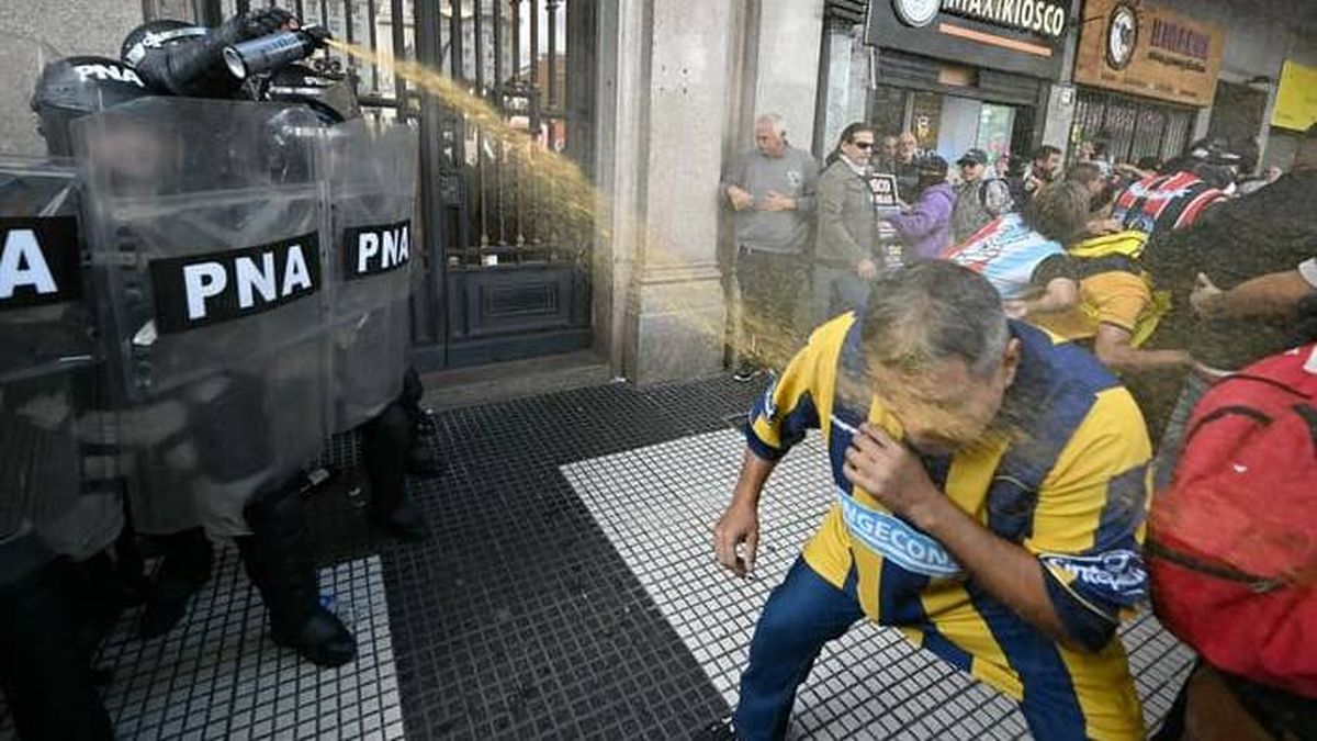 Represión policial en la marcha de los jubilados en las inmediaciones del Congreso.