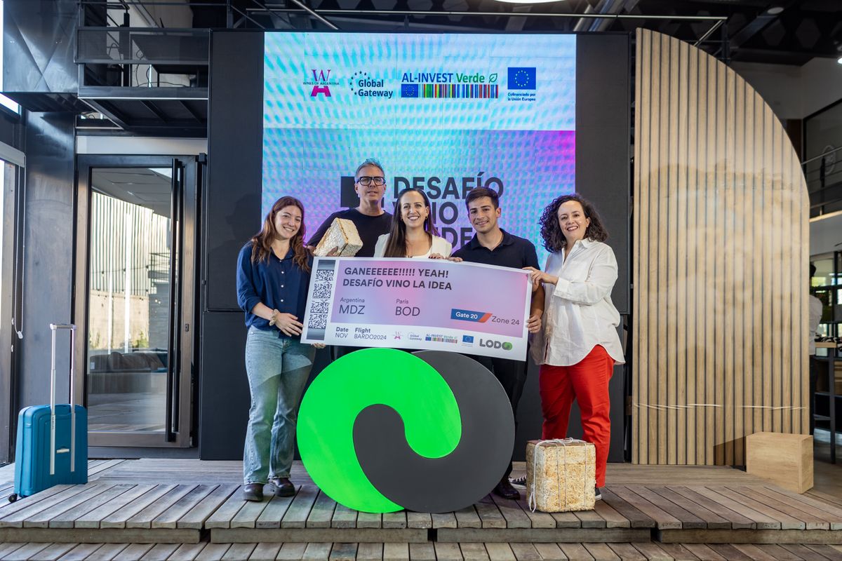 Los mentores de la caja ecológica de vinos que ganaron el premio de Vino la Idea: estar en la Sitevinitech de Francia.