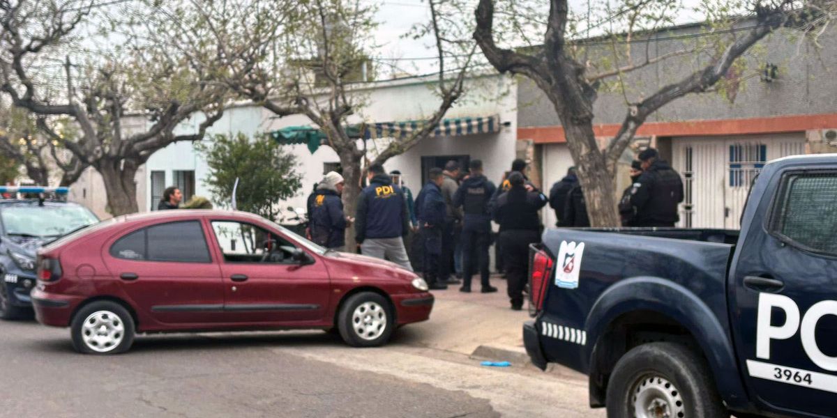 El chico de 15 años quedó internado tras ser baleado en su pierna izquierda cuando estaba en la casa de su padre