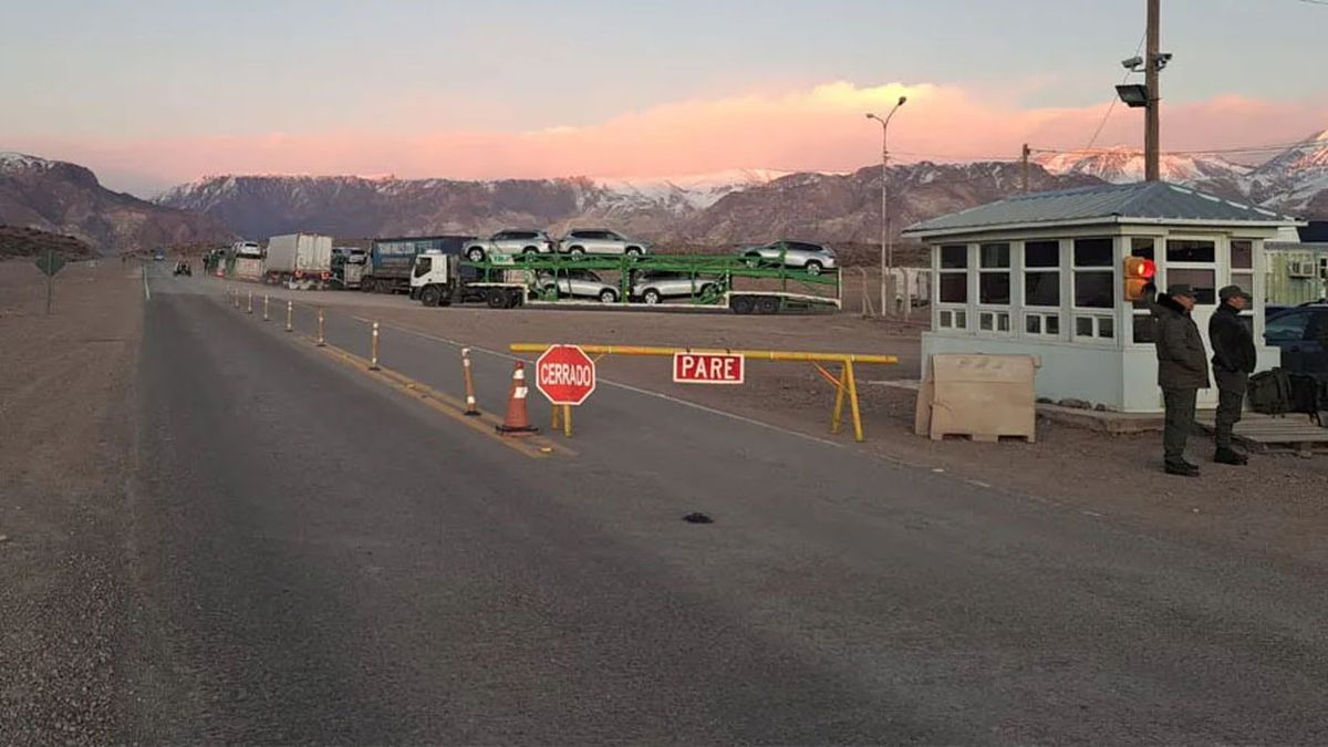 El Paso Cristo Redentor estuvo cerrado hasta las 11.30 de este lunes tras el accidente de un camión en Polvaredas en la noche del domingo. 