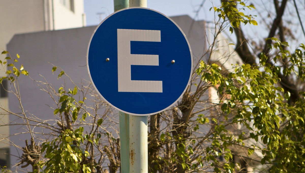 Es una de las señales de tránsito que indican que está permitido estacionar para cualquier vehículo. Es una de las señales de tránsito que indican que está permitido estacionar para cualquier vehículo.