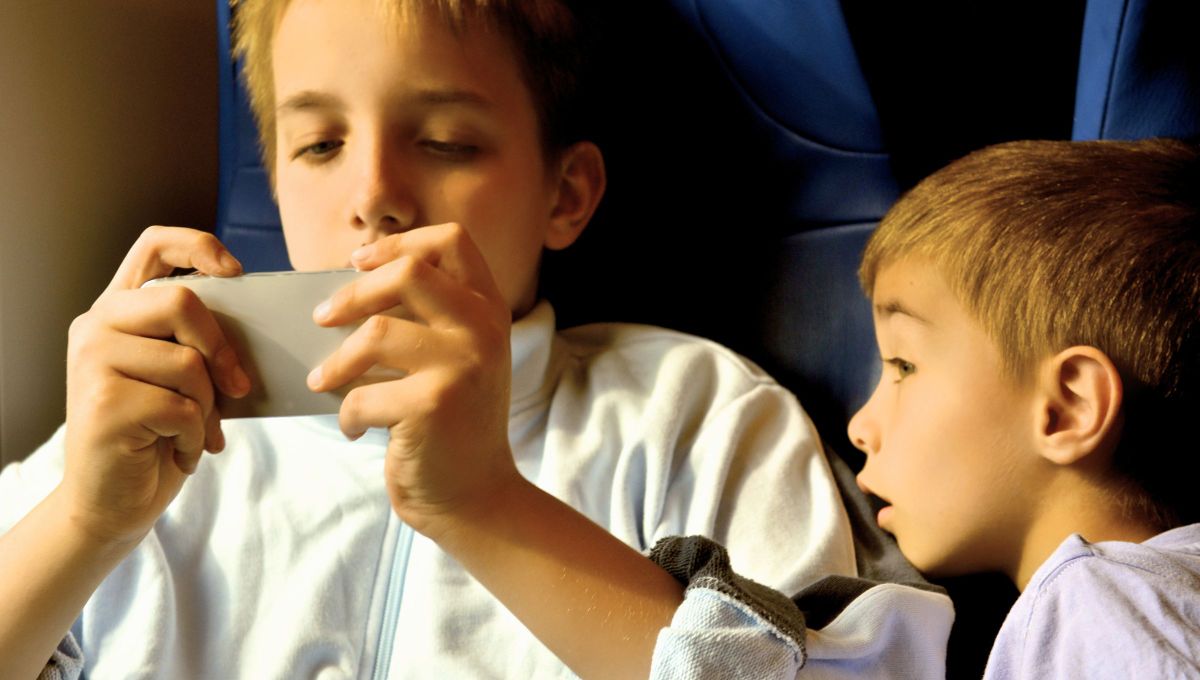 Cómo es el perfil emocional que desarrollan las personas que criaron a sus hermanos, según la psicología. Foto Canva