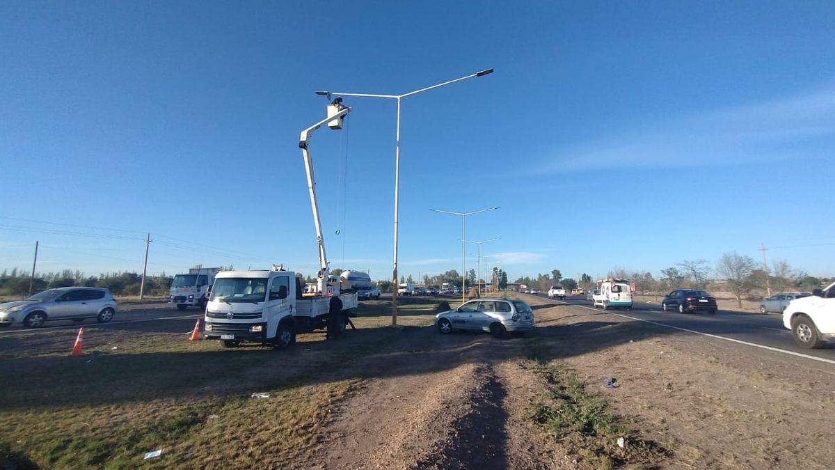 Vialidad Provincial trabaja en la reparación y reposición de más de 36 metros de cable y de luminarias que se robaron en el Acceso Sur. Vialidad Provincial trabaja en la reparación y reposición de más de 36 metros de cable y de luminarias que se robaron en el Acceso Sur.