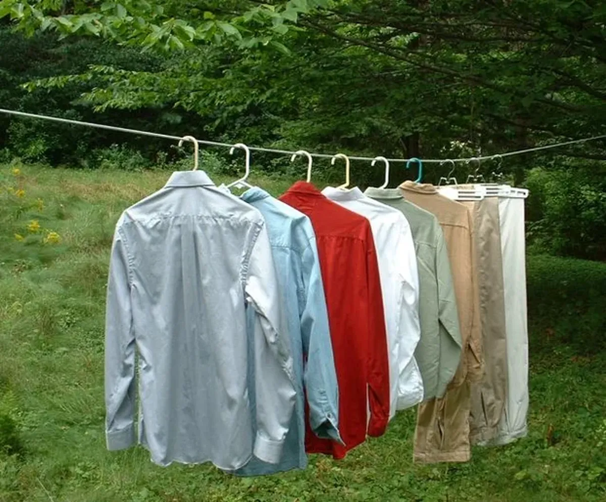 La ciencia indica que es mejor secar la ropa afuera de la casa. La ciencia indica que es mejor secar la ropa afuera de la casa.