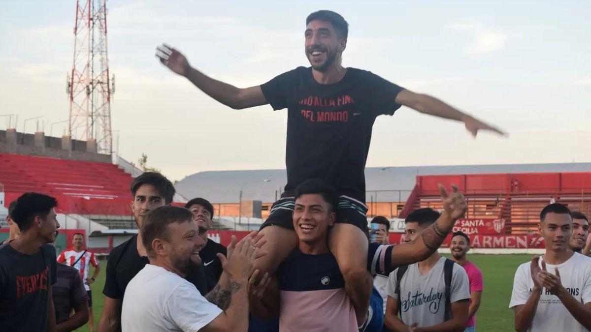 Los jugadores de San Martín festejaron con sus hinchas.