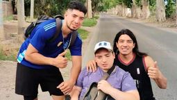 Máximo Herrera junto a sus hermanos. El joven logró, a través de la solidaridad de la gente, obtener el dinero para acceder a la casa del IPV. Máximo Herrera junto a sus hermanos. El joven logró, a través de la solidaridad de la gente, obtener el dinero para acceder a la casa del IPV.