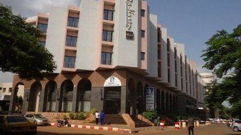 Tres personas murieron en una toma de 170 rehenes en un lujoso hotel en la capital de Mali
