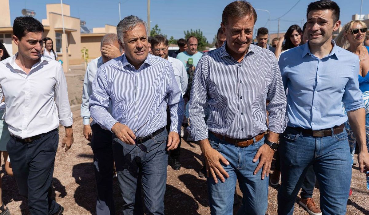 El gobernador Rodolfo Suarez, y el precandidato a sucederlo, Alfredo Cornejo fueron a San Rafael a entregar 33 casas y equipamiento para el hospital&nbsp; y la OSEP de San Rafael.