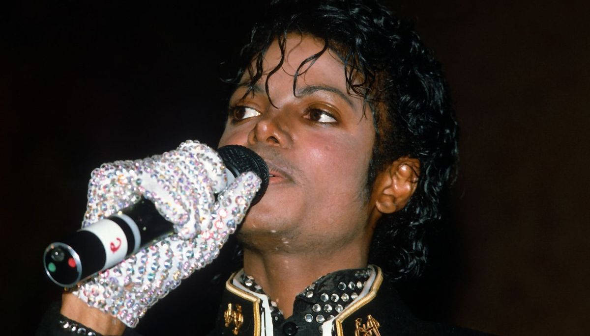 El guante que se convirtió en un elemento icónico del vestuario de Michael Jackson pasó a la colección de otro artista.