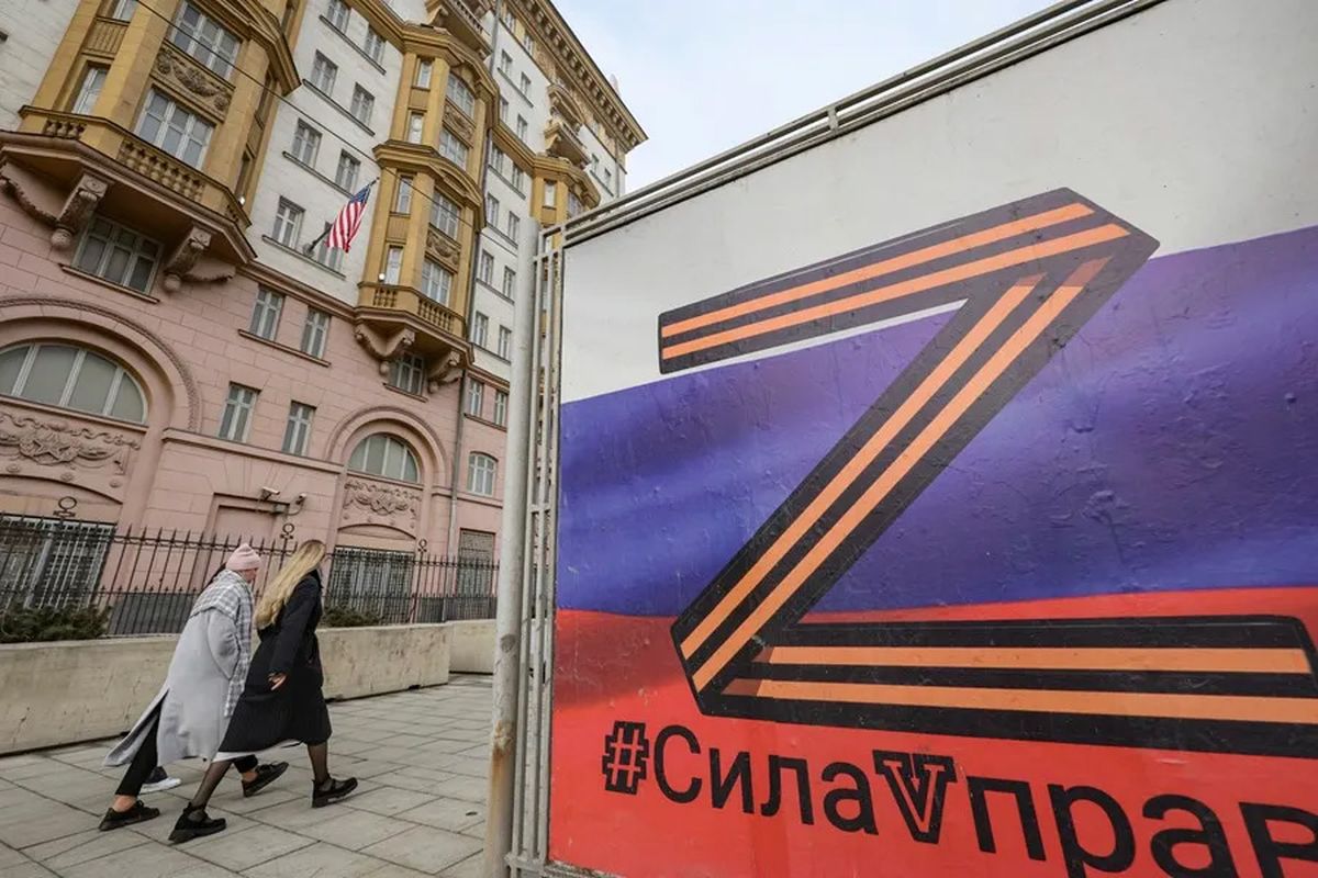 Cartel con el símbolo del ejército ruso frente a la Embajada de Estados Unidos en Moscú. Crédito: EFE/EPA/Sergei Ilnitsky. Cartel con el símbolo del ejército ruso frente a la Embajada de Estados Unidos en Moscú. Crédito: EFE/EPA/Sergei Ilnitsky.