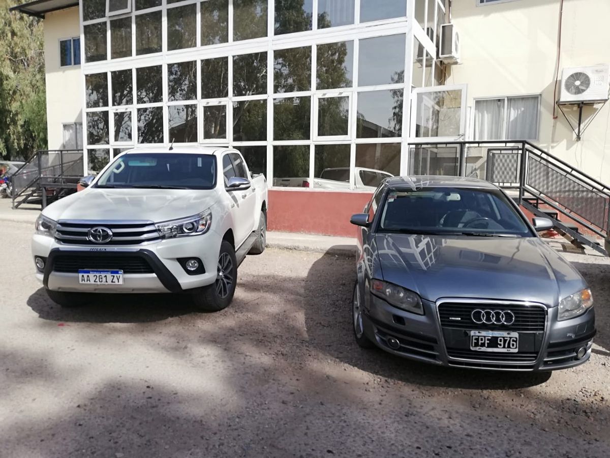 Dos de los tres autom&oacute;viles incautados en los allanamientos.