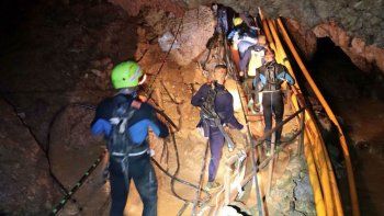 Rescataron al octavo niño atrapado en la cueva de Tailandia