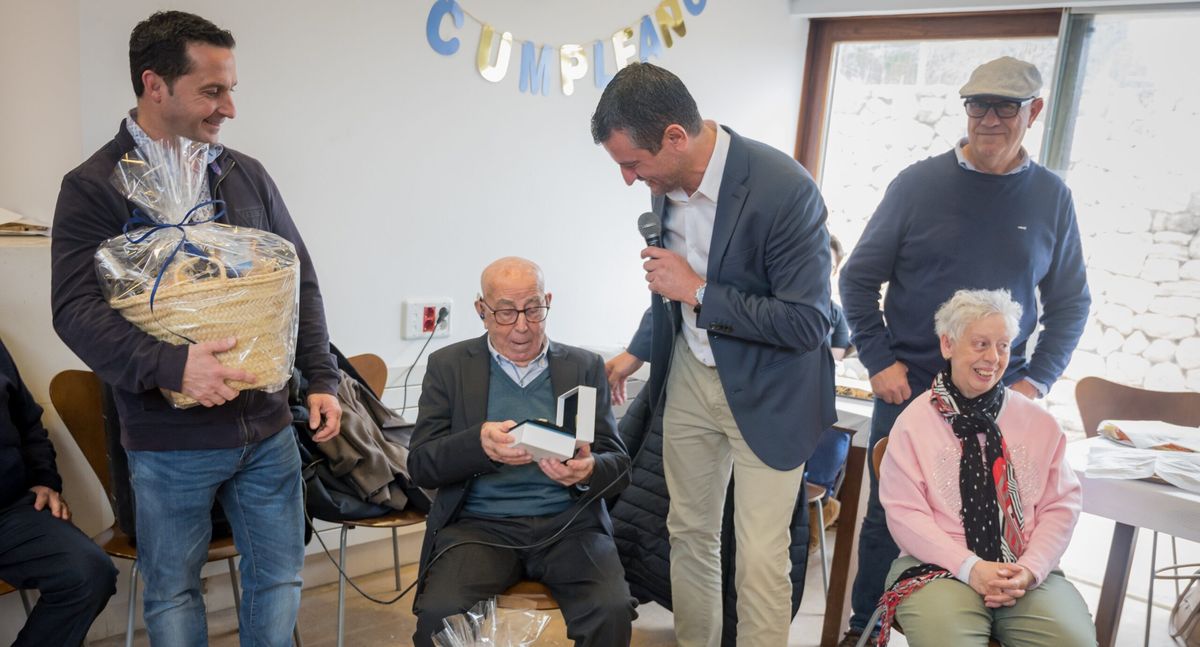 Al cumpleañeros lo recibieron en el centro social de Santa Agnès. Al cumpleañeros lo recibieron en el centro social de Santa Agnès.