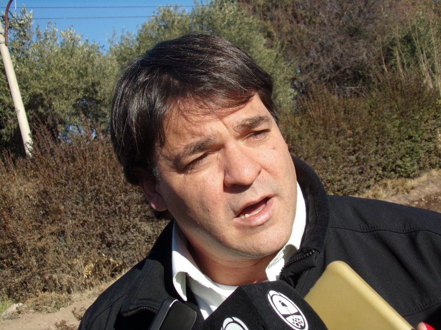 En la lista de vacunados que presentó el Gobierno aparecen tres familiares del senador radical de General Alvear, Leonardo Viñolo. El lo justificó diciendo que su madre y su cuñada trabajan en clínicas odontológicas privadas.